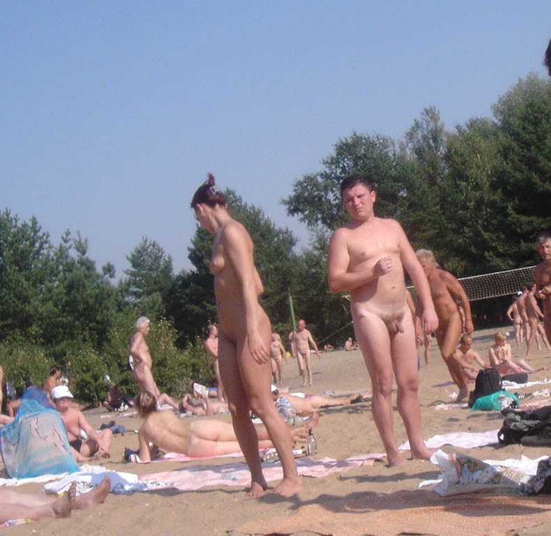 Jeunes amis nudistes nus ensemble à la plage
 #72252387