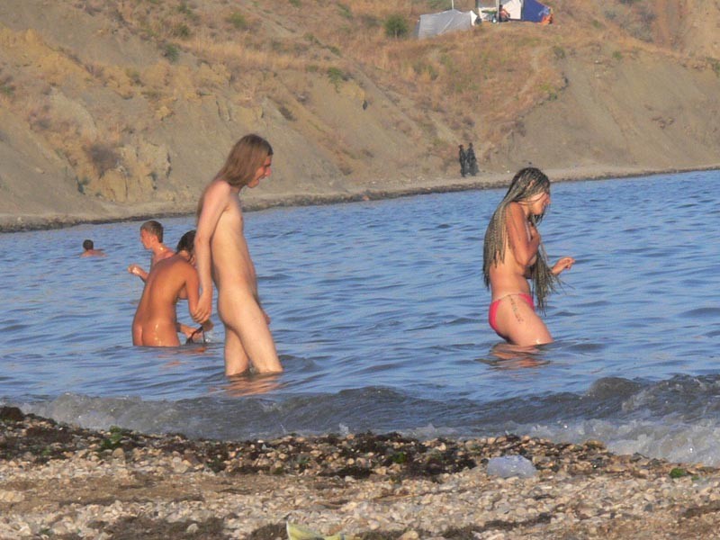 Jeunes amis nudistes nus ensemble à la plage
 #72252412