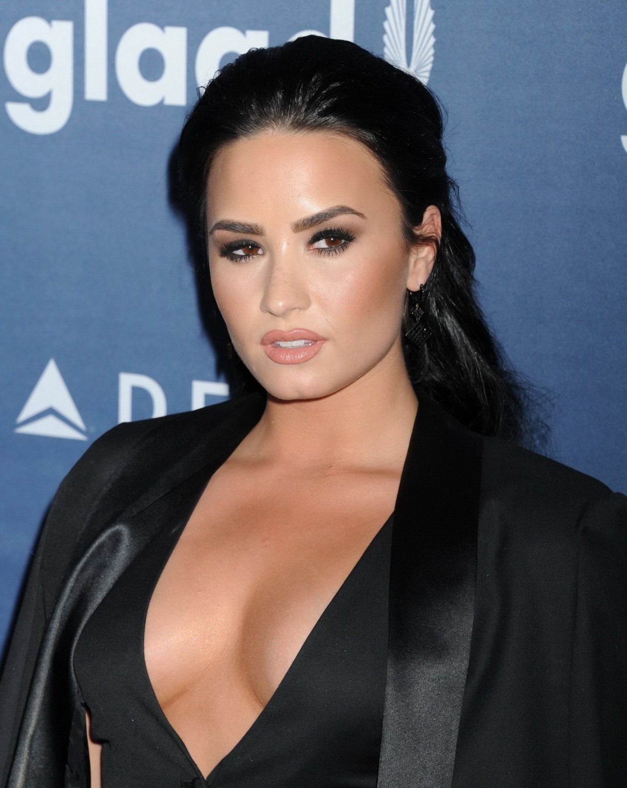 Demi lovato mostrando enorme escote y cameltoe
 #75144236