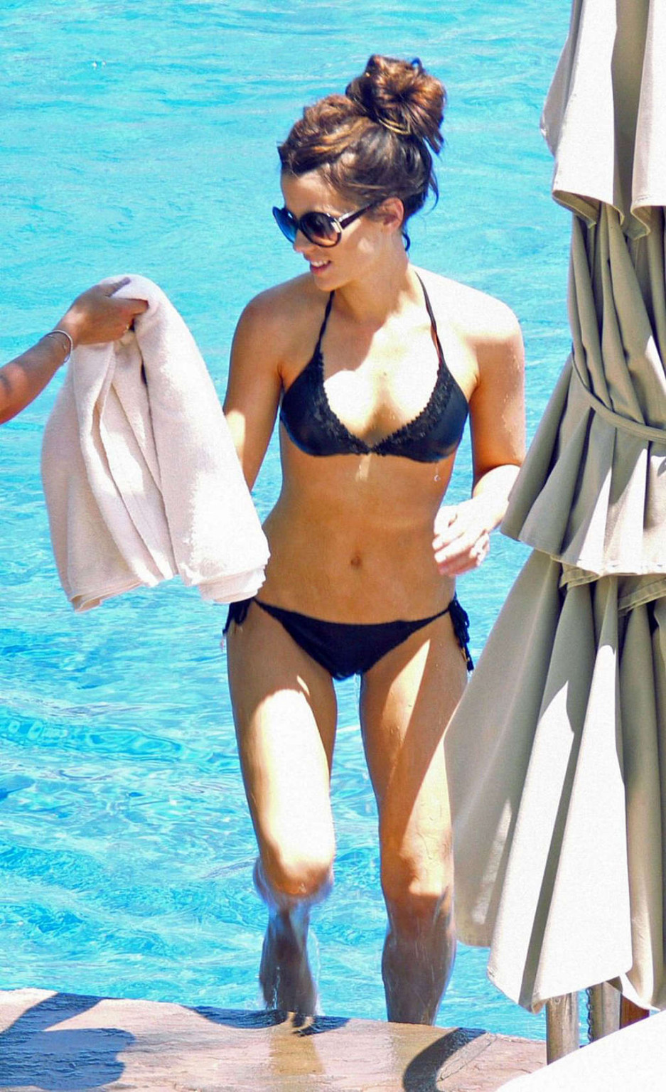 Kate beckinsale che mostra il suo incredibile corpo sexy e culo caldo in gonna
 #75362775