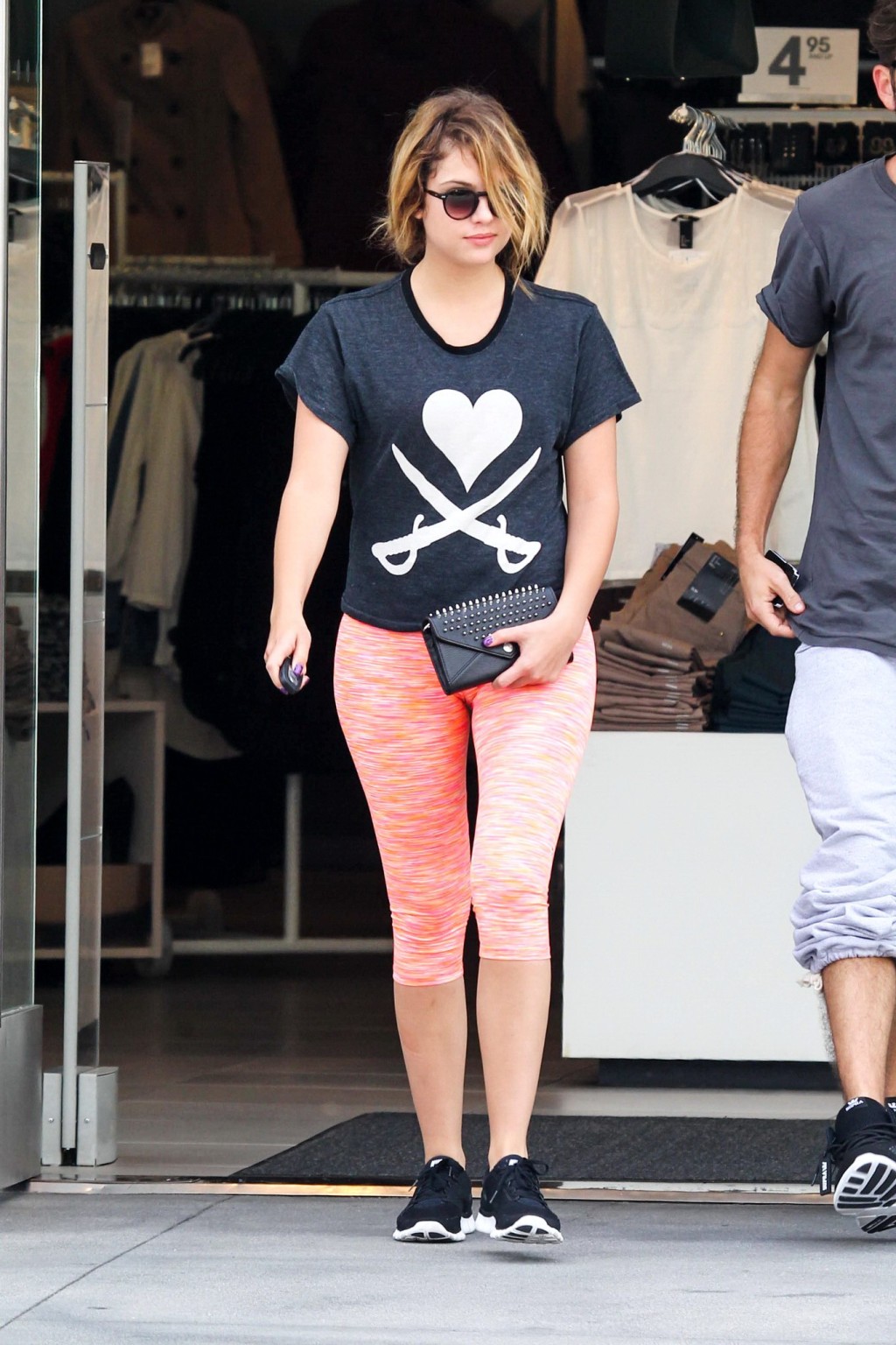 Ashley benson zeigt ihren Arsch cameltoe tragen Strumpfhosen aus in west hollywood
 #75220944