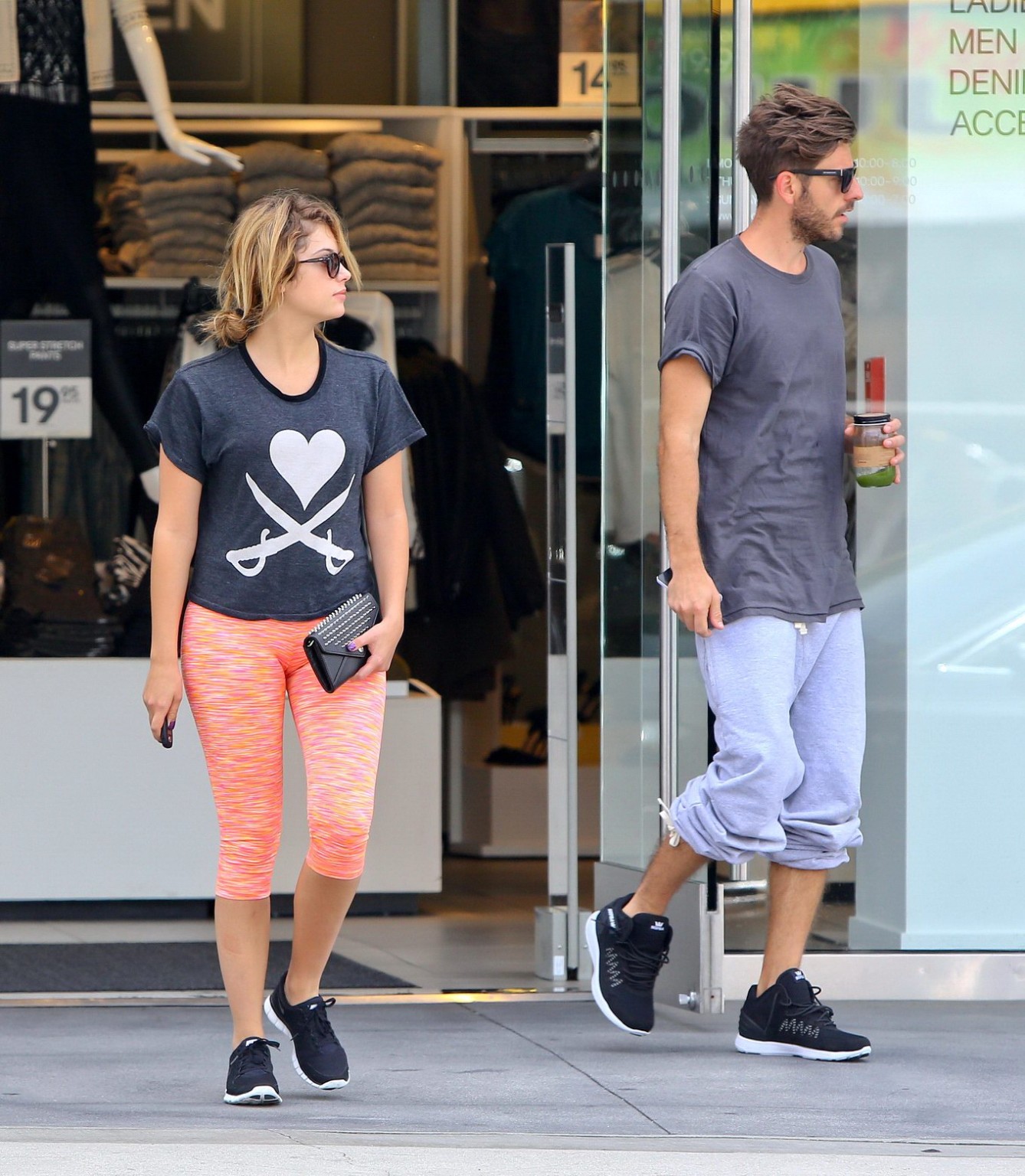 Ashley benson zeigt ihren Arsch cameltoe tragen Strumpfhosen aus in west hollywood
 #75220952