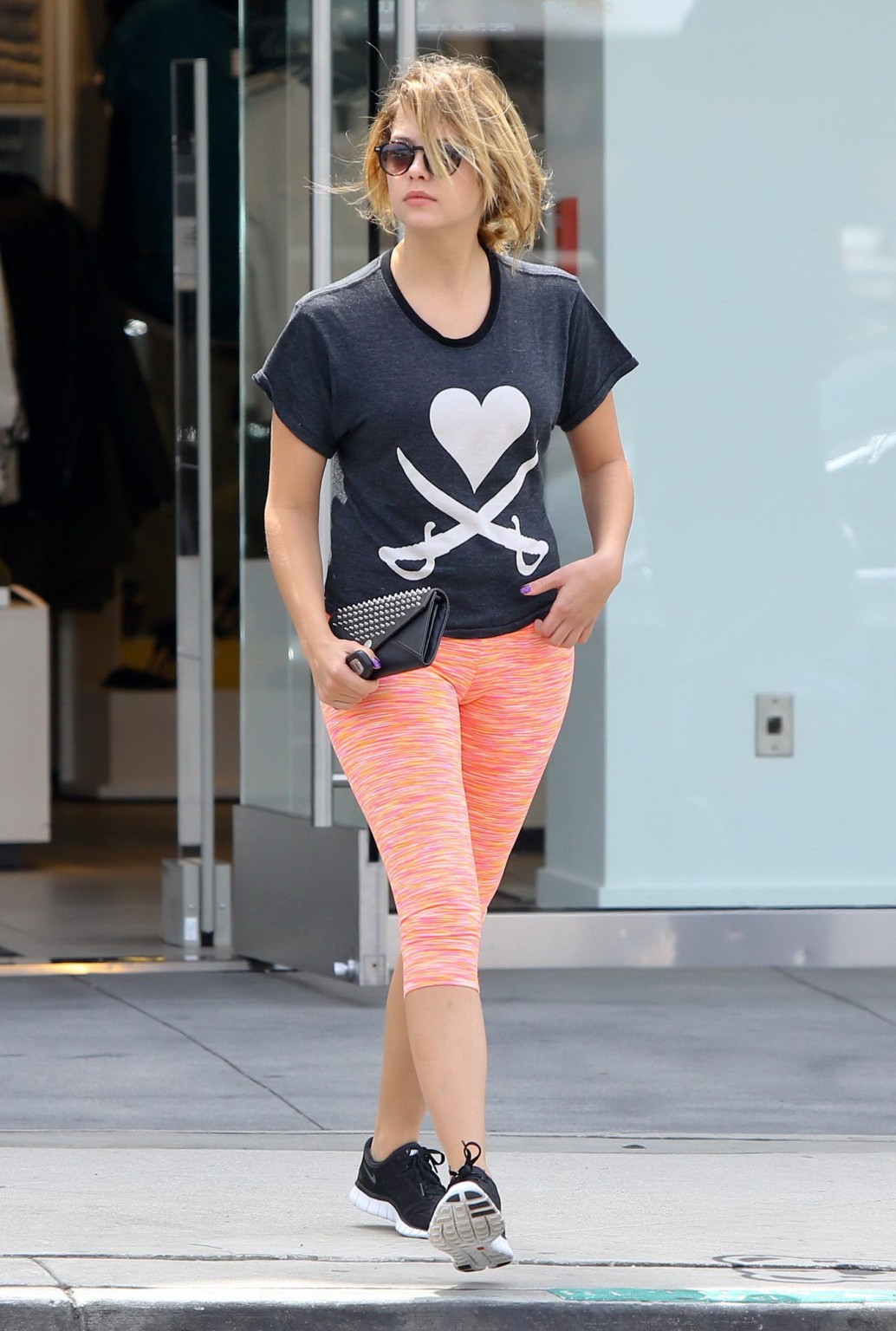 Ashley benson mostra il suo culo cameltoe indossando collant fuori a West Hollywood #75220981