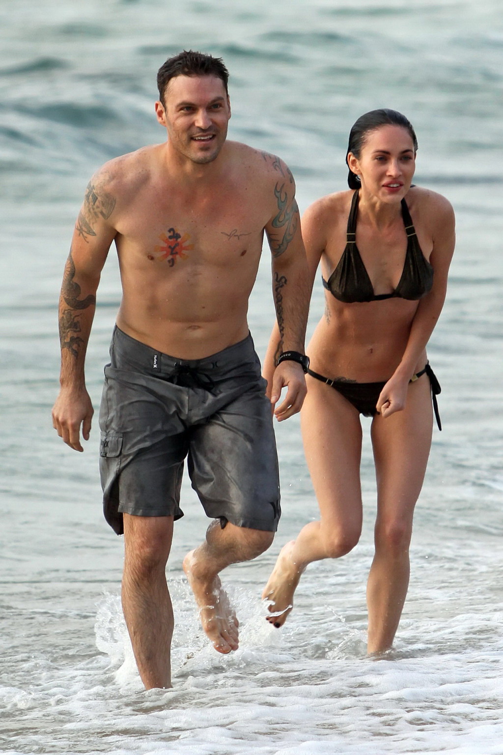 Megan fox en bikini mostrando sus abdominales perfectos en la playa de maui
 #75346964