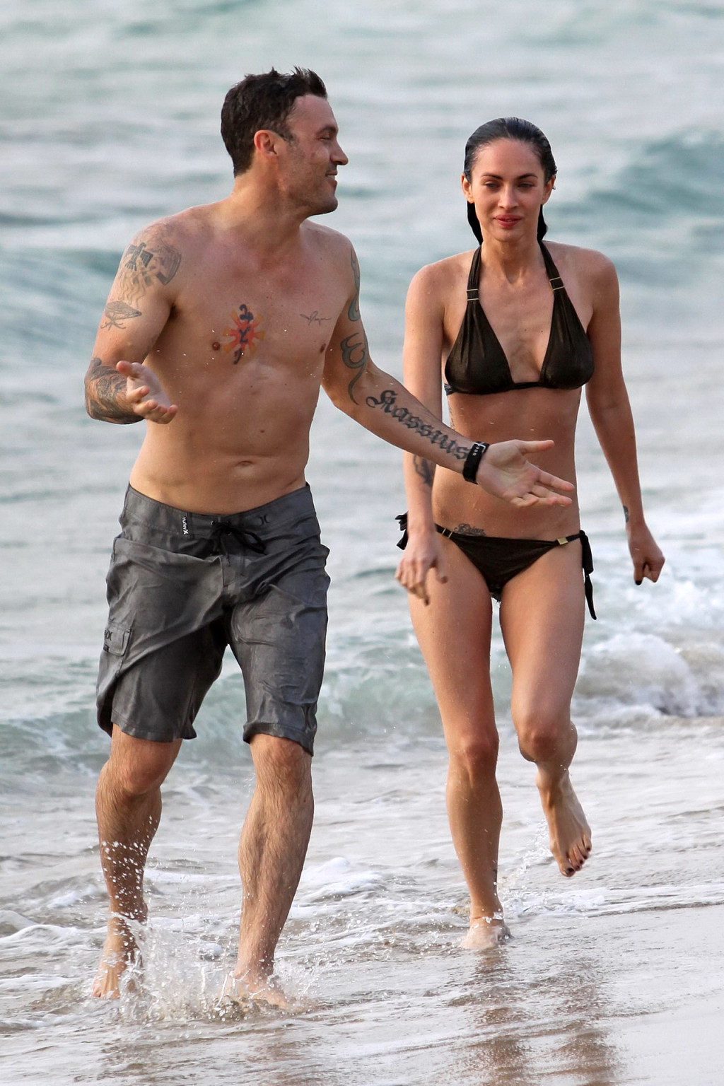 Megan fox en minuscule bikini montrant ses abdos parfaits sur la plage de maui
 #75346970