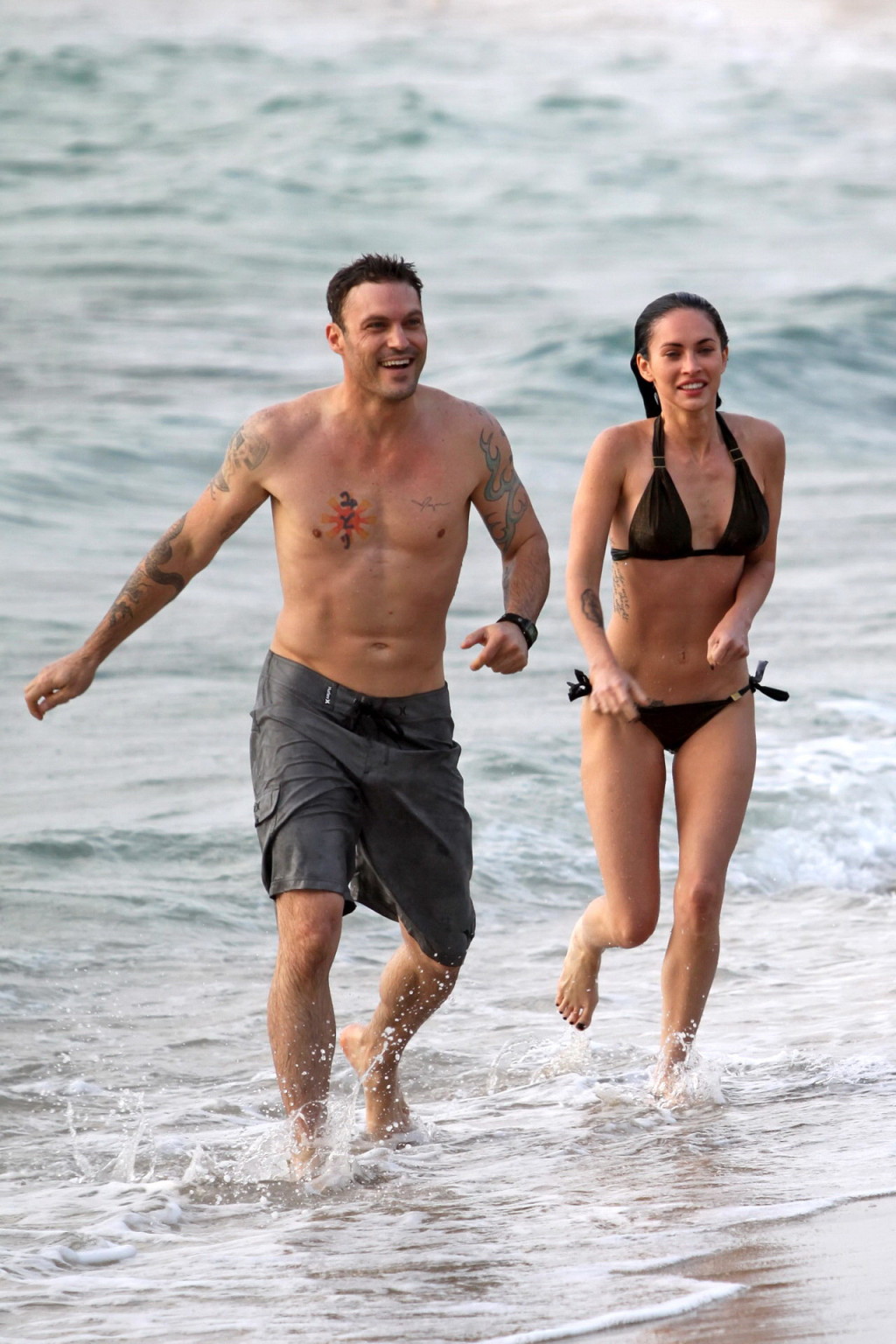 Megan fox en bikini mostrando sus abdominales perfectos en la playa de maui
 #75346977