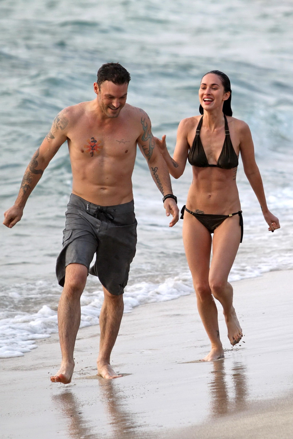 Megan fox en bikini mostrando sus abdominales perfectos en la playa de maui
 #75346988