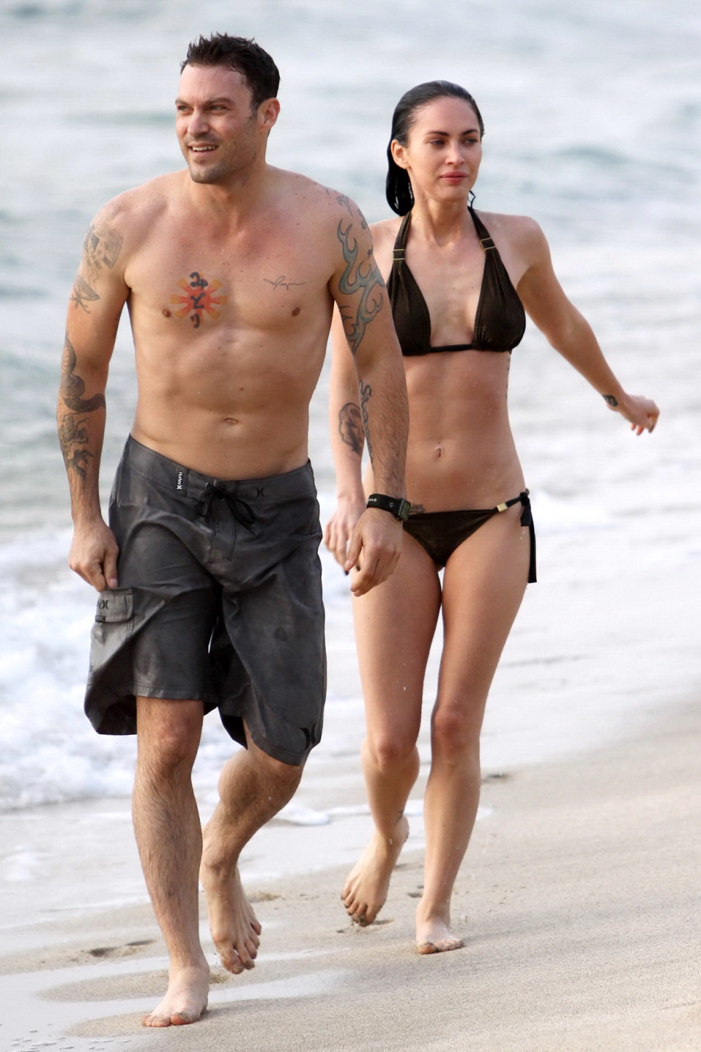 Megan fox en bikini mostrando sus abdominales perfectos en la playa de maui
 #75346994