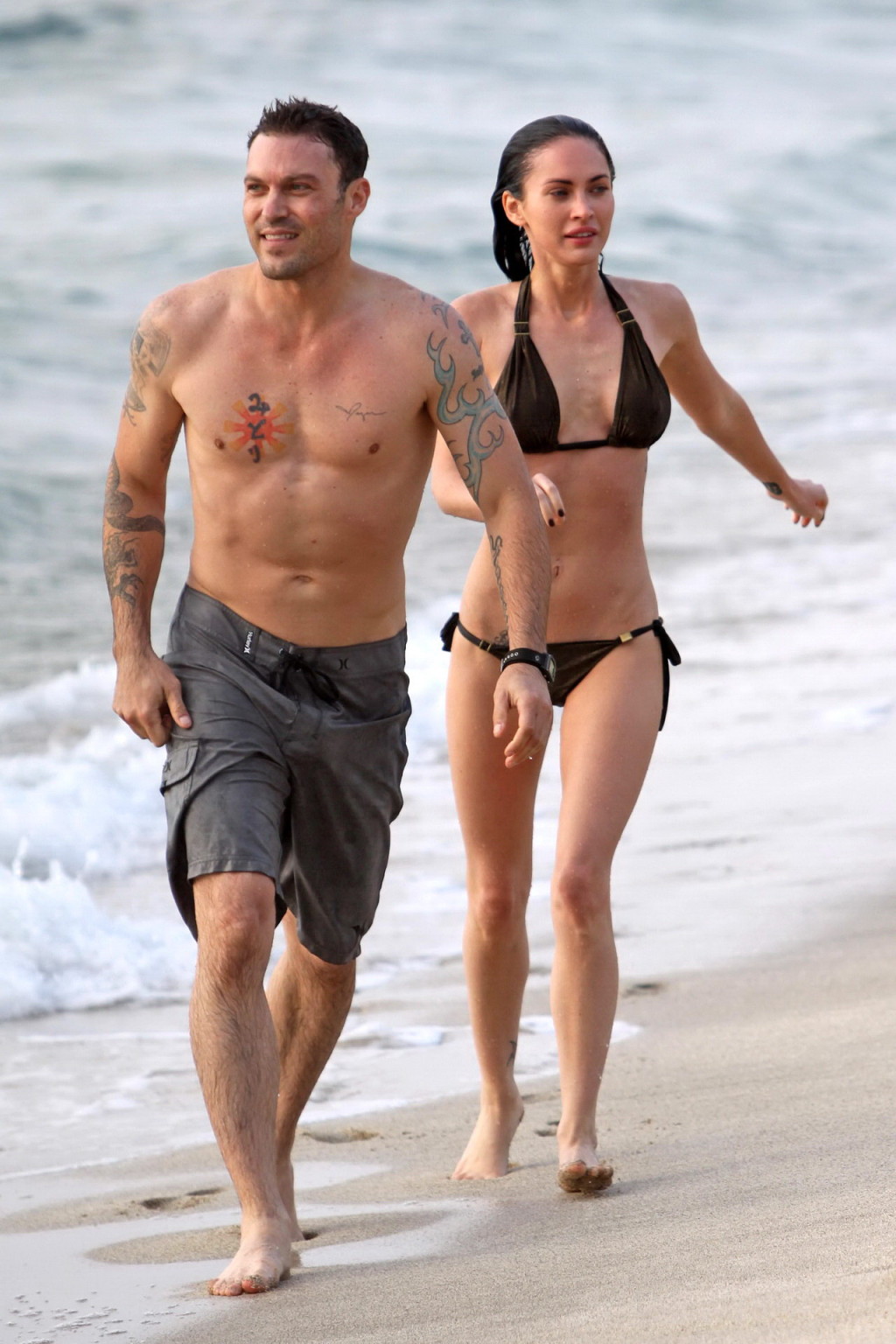 Megan fox en minuscule bikini montrant ses abdos parfaits sur la plage de maui
 #75347002