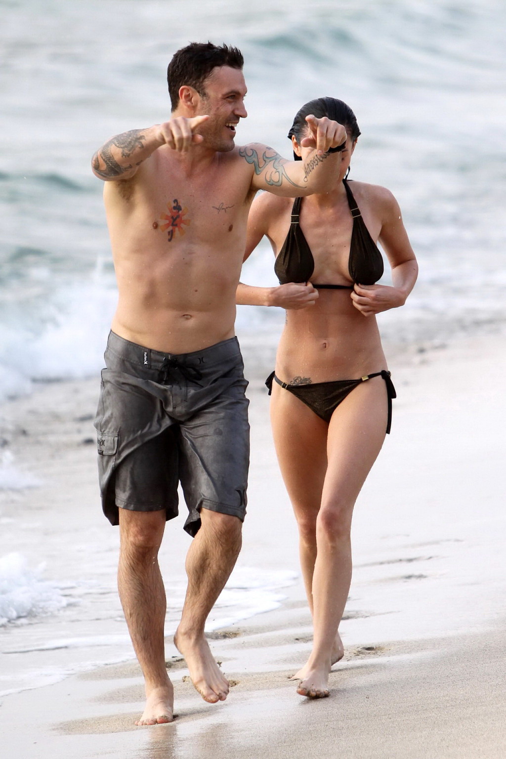 Megan fox en bikini mostrando sus abdominales perfectos en la playa de maui
 #75347024