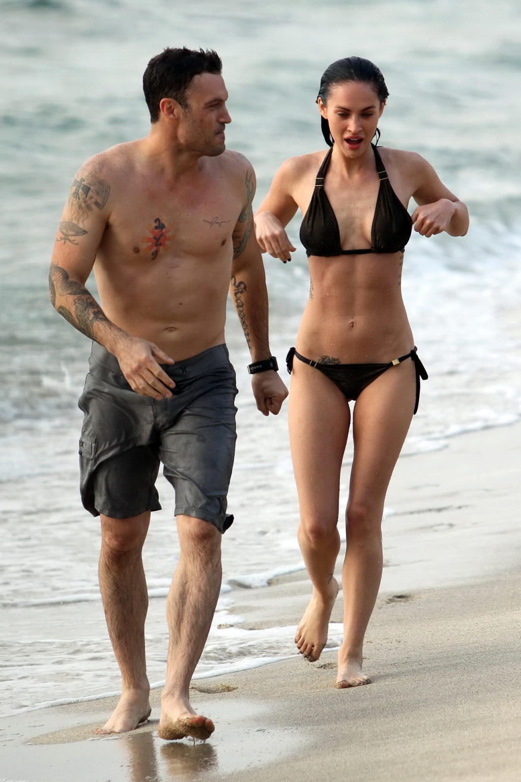 Megan fox en bikini mostrando sus abdominales perfectos en la playa de maui
 #75347037