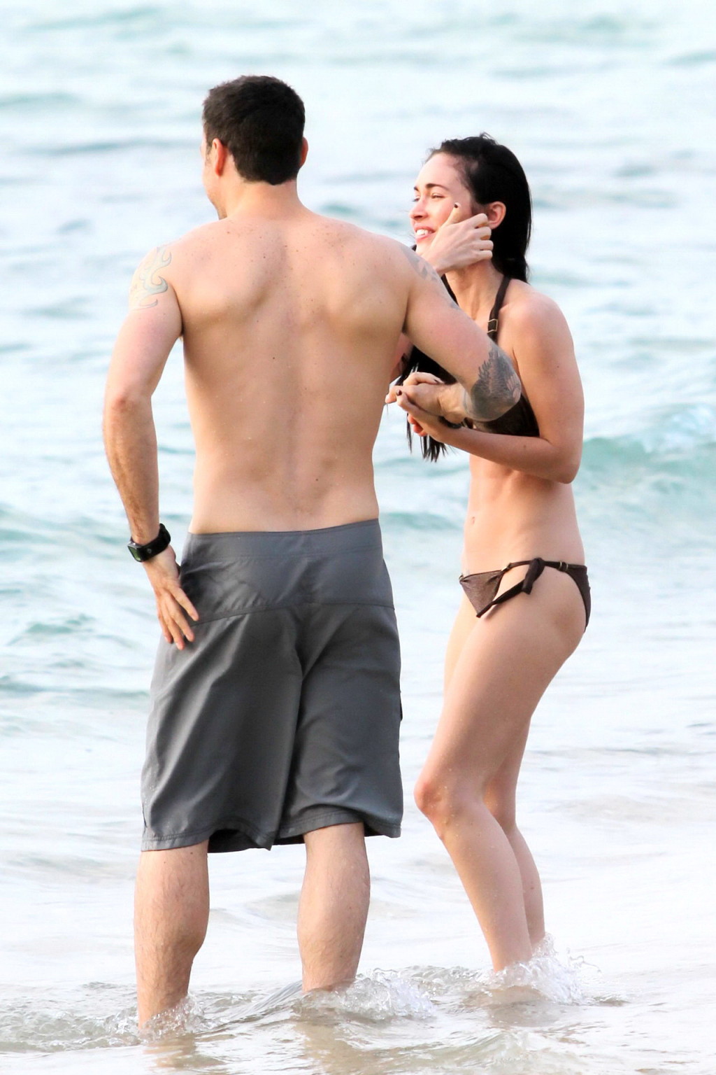 Megan fox en bikini mostrando sus abdominales perfectos en la playa de maui
 #75347048