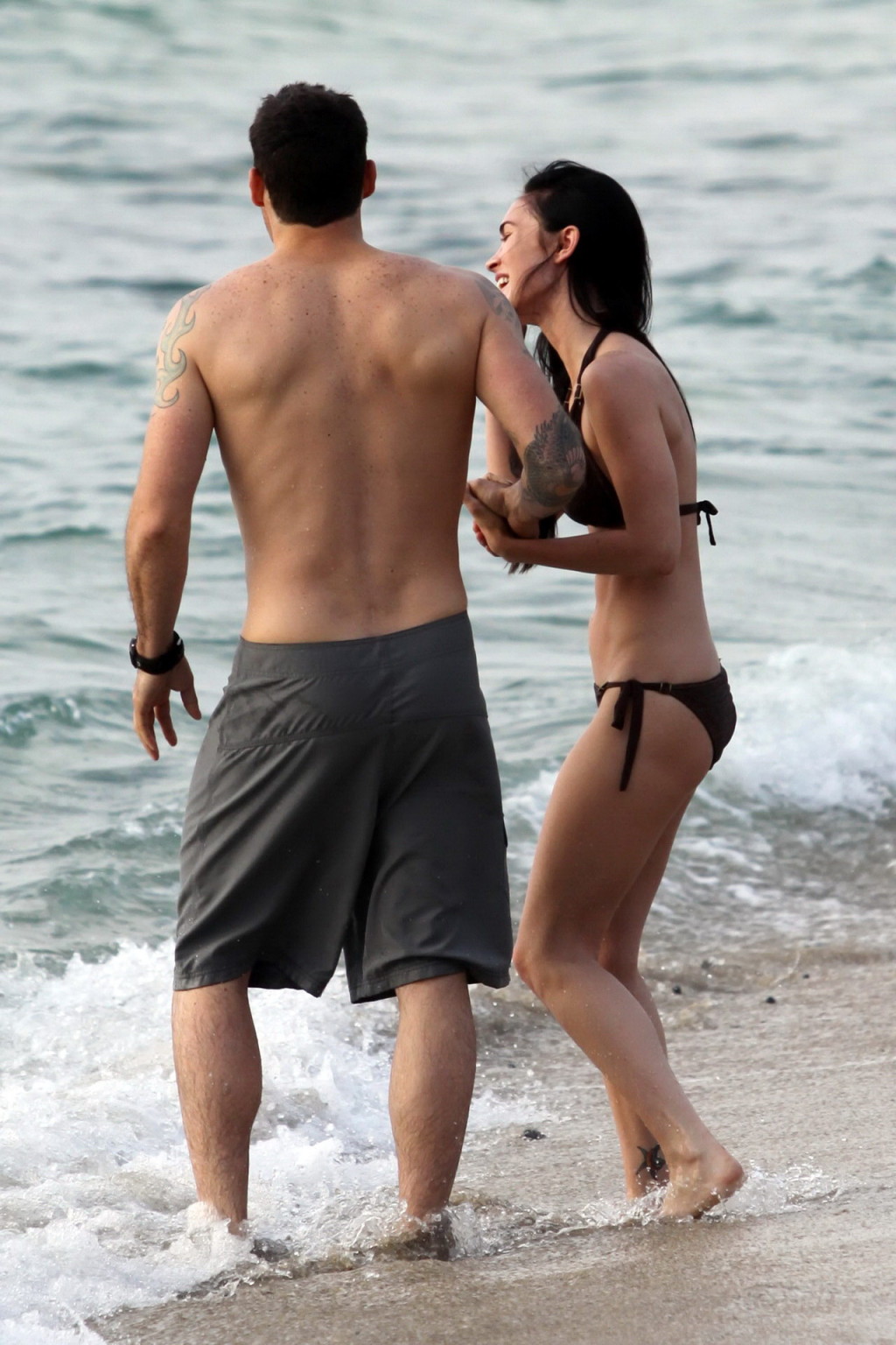 Megan fox en minuscule bikini montrant ses abdos parfaits sur la plage de maui
 #75347129