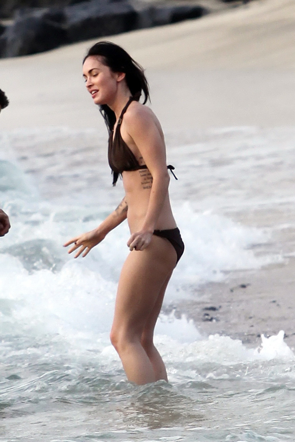 Megan fox en minuscule bikini montrant ses abdos parfaits sur la plage de maui
 #75347148