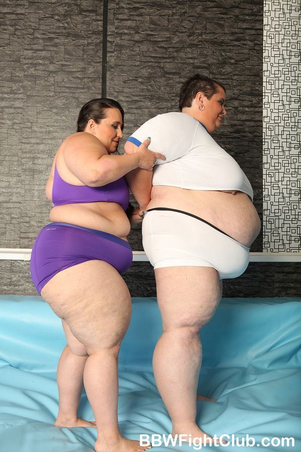 Due ragazze molto grasse lottano per fottere un ragazzo grasso
 #75494884