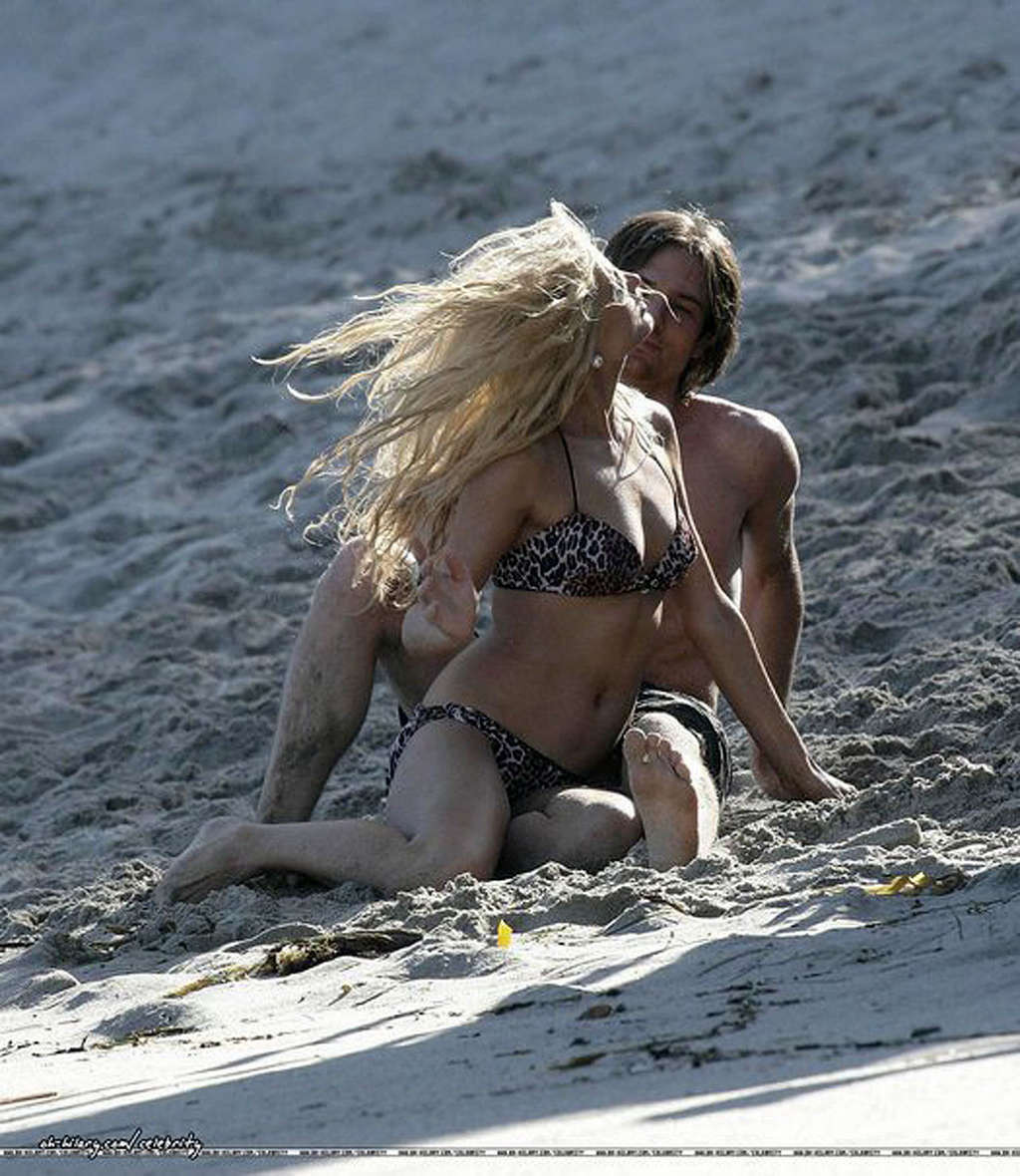Paris Hilton catturato in situazione upskirt mostrando la sua figa e culo
 #75353214