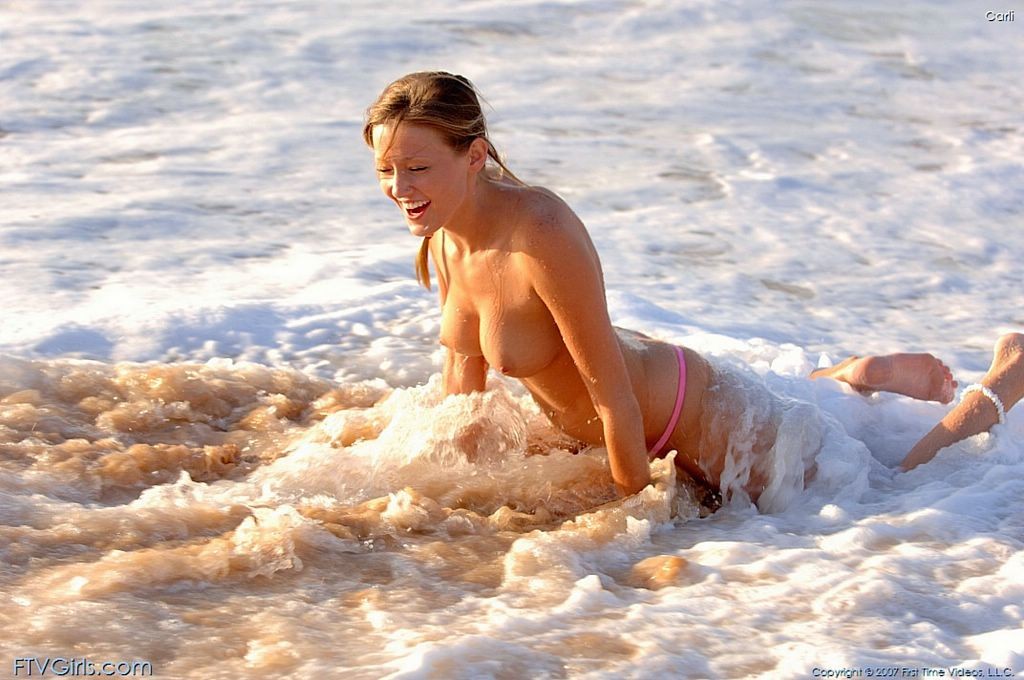 La belle Carli Banks en bikini topless sur la plage d'Hawaii.
 #72237971