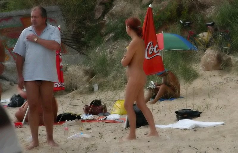 Nudisti che si divertono sulla spiaggia
 #78917786