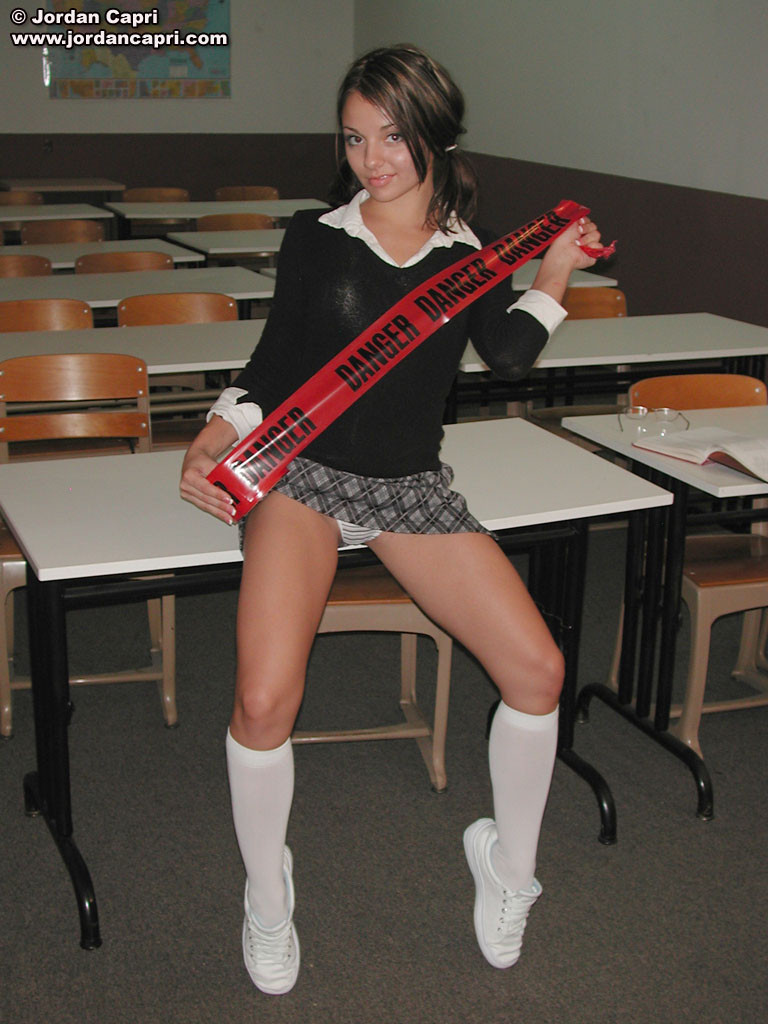 ティーンのJordan Capriは、本物のセクシーな女子学生のように服を着て行動しています。
 #79039836