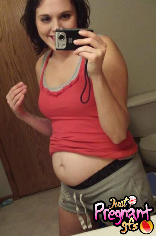 Schwangere Teens zeigen ihre großen Bäuche
 #67364922