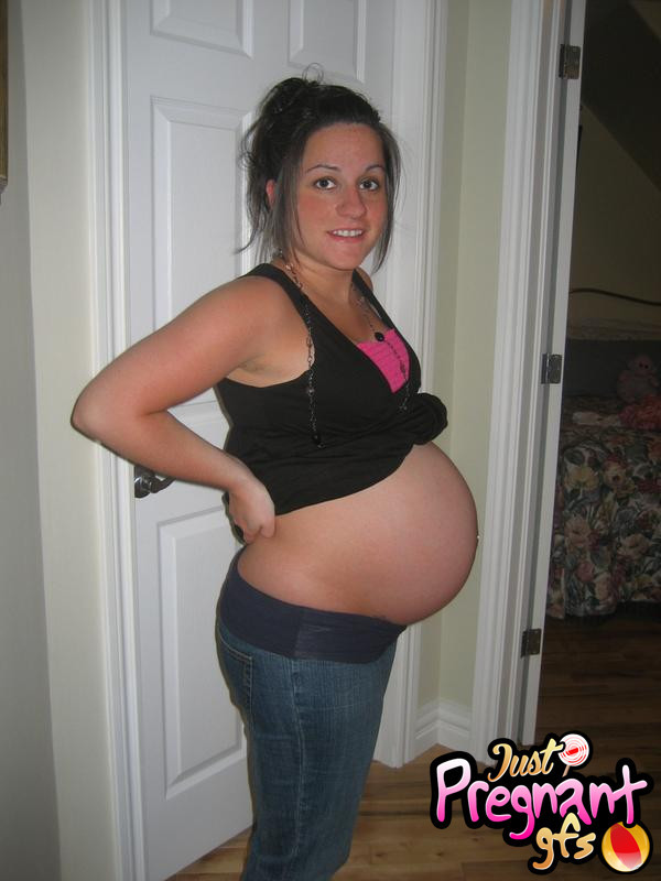 Schwangere Teens zeigen ihre großen Bäuche
 #67364927