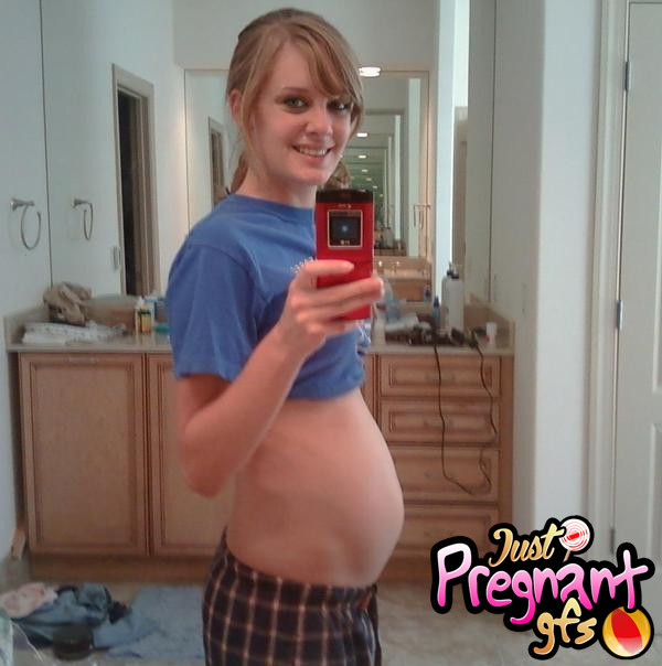 Schwangere Teens zeigen ihre großen Bäuche
 #67364954