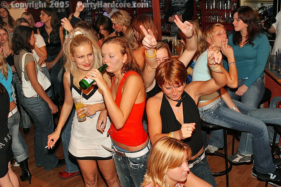 : : soirée hardcore : : des femmes ordinaires se font baiser dans une soirée privée hardcore
 #76824406
