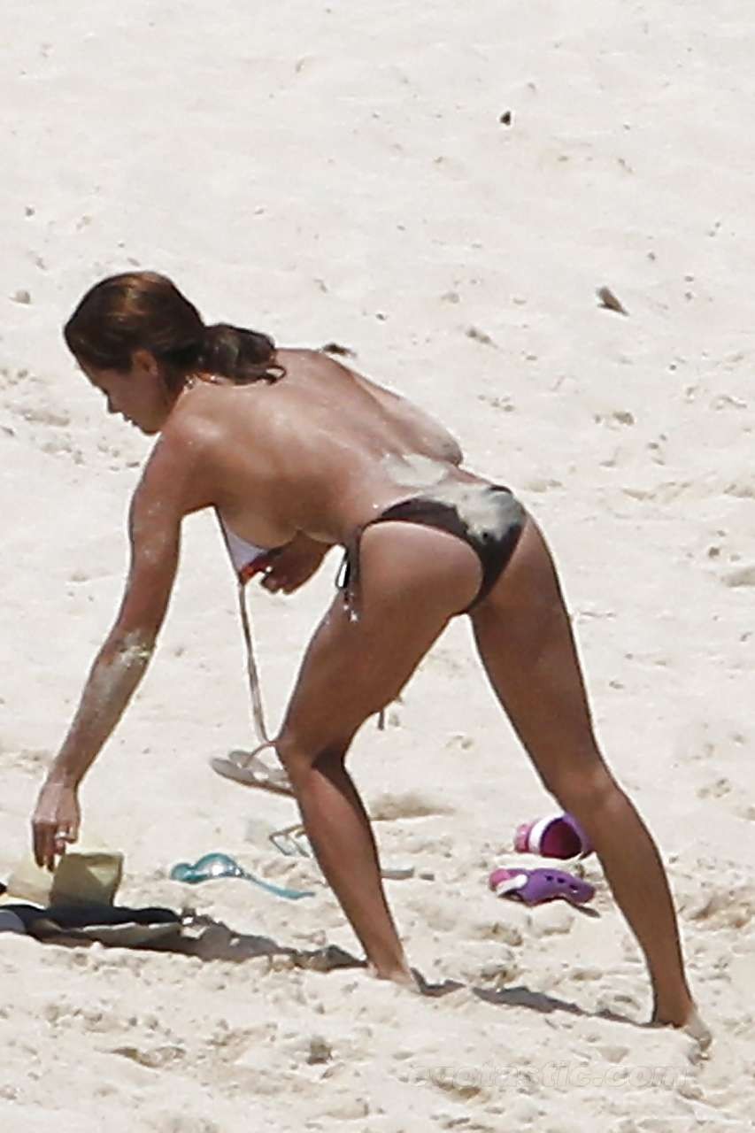 Brooke Burke montrant son superbe corps dans divers bikinis et presque sans haut.
 #75290870