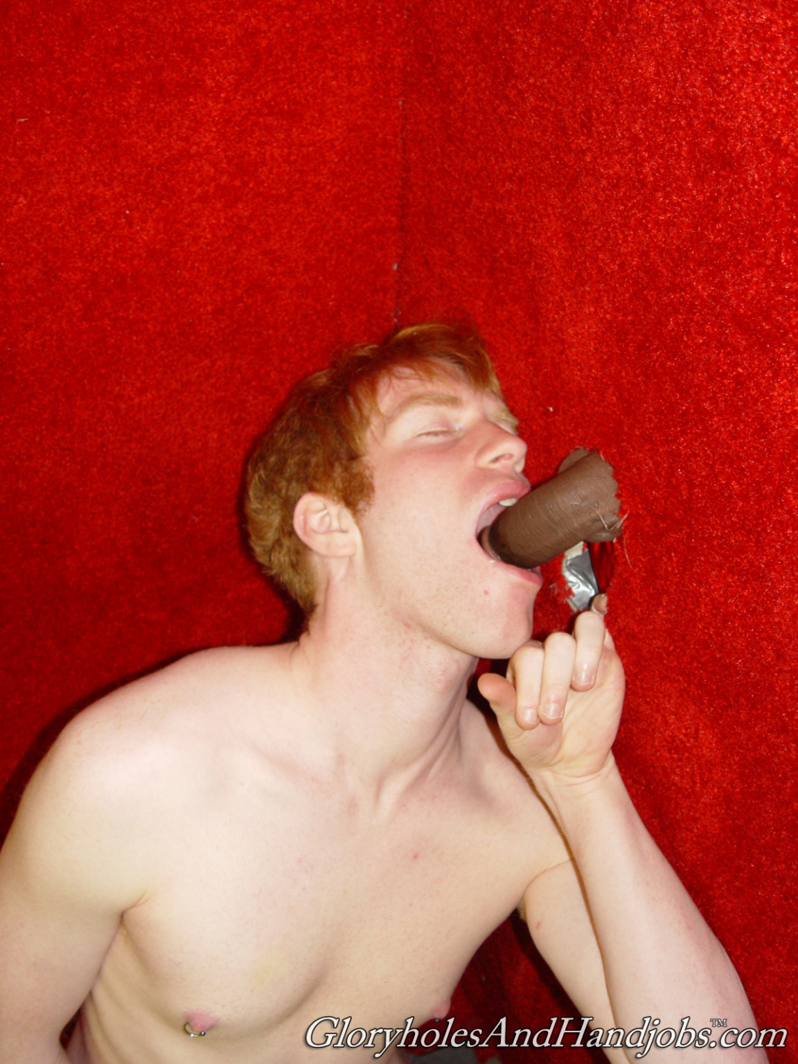 Chupando pollas fuertes en una acción de gloryhole gay
 #76960612