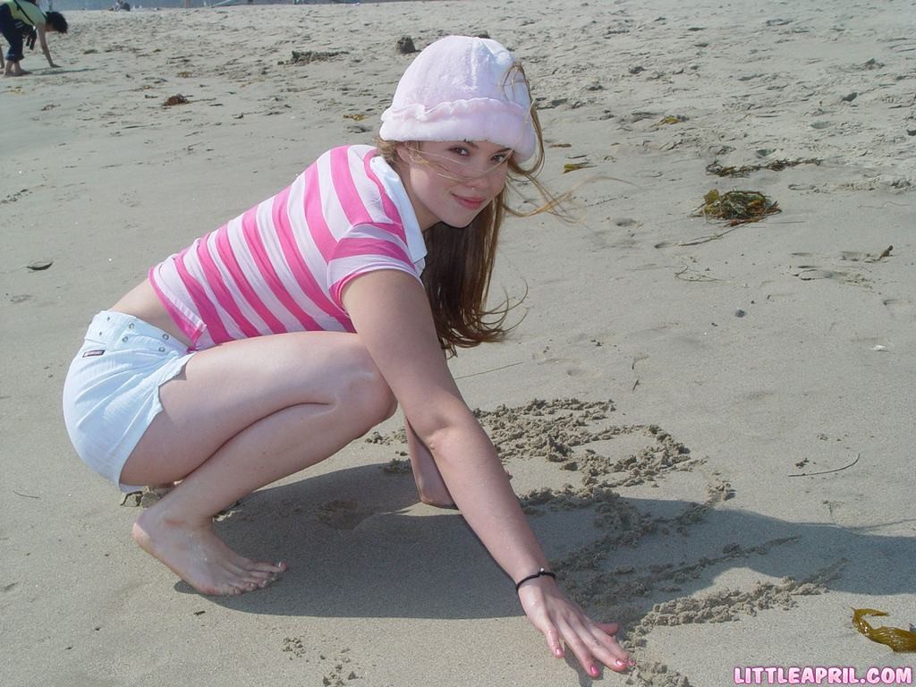 18歳の少女がビーチでフラッシュし、車の中で裸になる
 #72314159