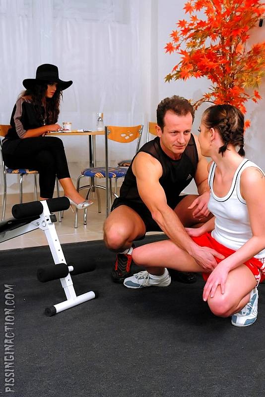 Una morena con clase le da a una chica deportiva una camiseta mojada orinando sobre ella
 #76606052