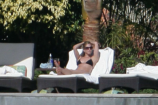 Sweet milf celeb Jennifer Aniston looking very sexy in bikini #75414303
