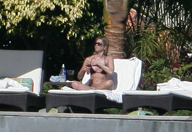 Sweet milf celeb Jennifer Aniston looking very sexy in bikini #75414309