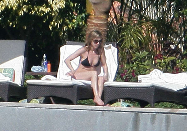 Sweet milf celeb Jennifer Aniston looking very sexy in bikini #75414315