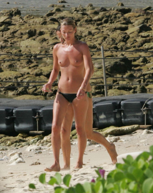 Kate moss topless sulla spiaggia con foto paparazzi amico
 #75441442