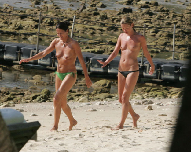 Kate moss topless sulla spiaggia con foto paparazzi amico
 #75441447