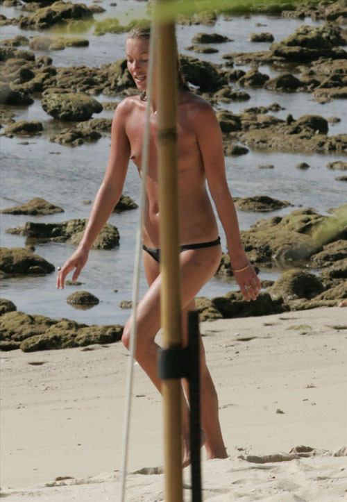 ケイト・モスが友人とビーチでトップレスになるパパラッチ写真
 #75441459
