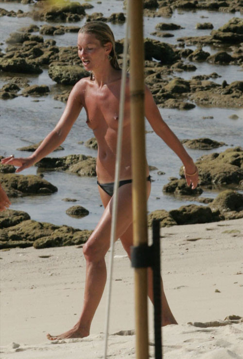 Kate moss topless sulla spiaggia con foto paparazzi amico
 #75441468