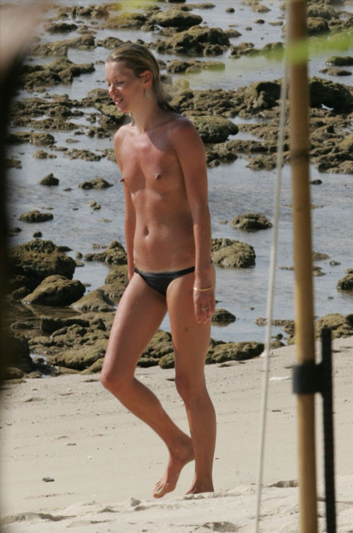ケイト・モスが友人とビーチでトップレスになるパパラッチ写真
 #75441476