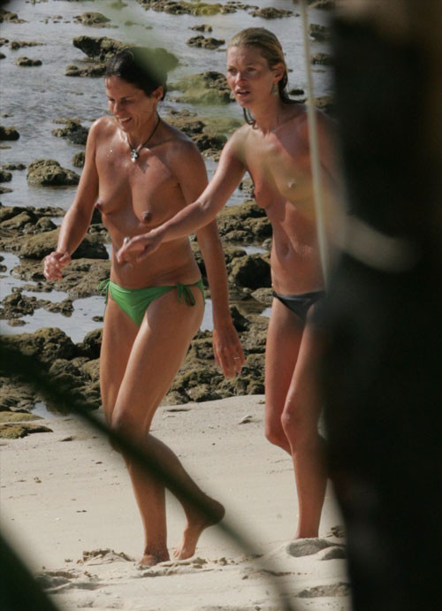 Kate moss topless en la playa con amigo paparazzi fotos #75441505