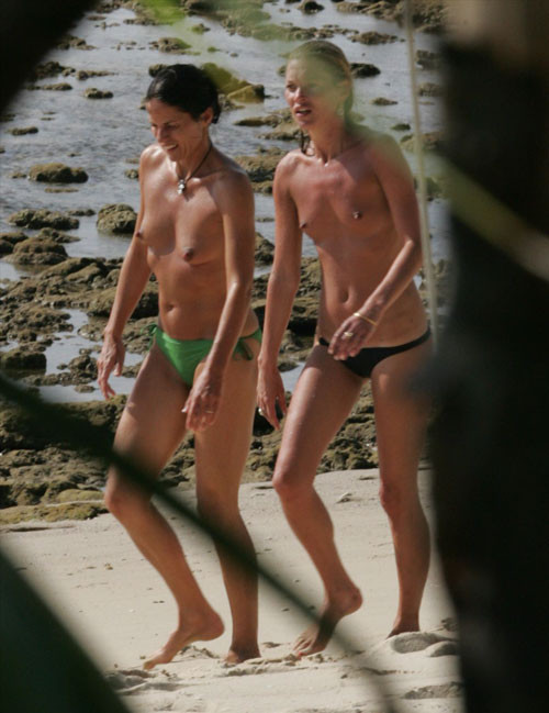 ケイト・モスが友人とビーチでトップレスになるパパラッチ写真
 #75441518