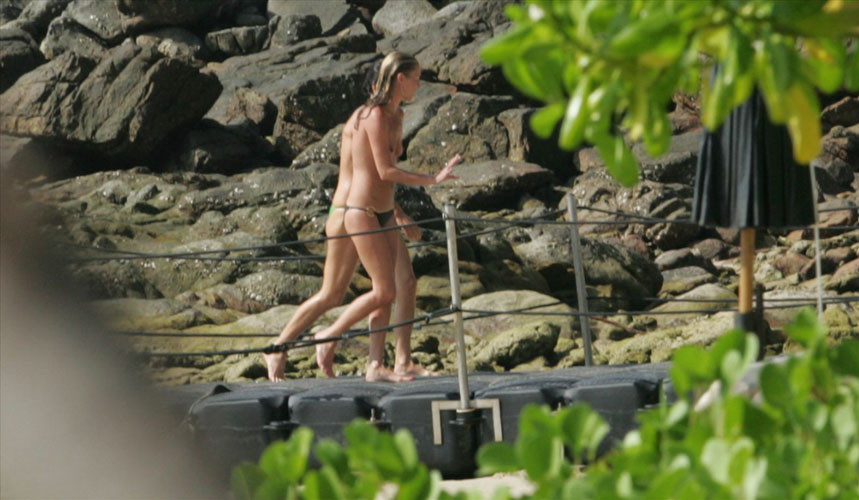 Kate moss topless en la playa con amigo paparazzi fotos #75441553