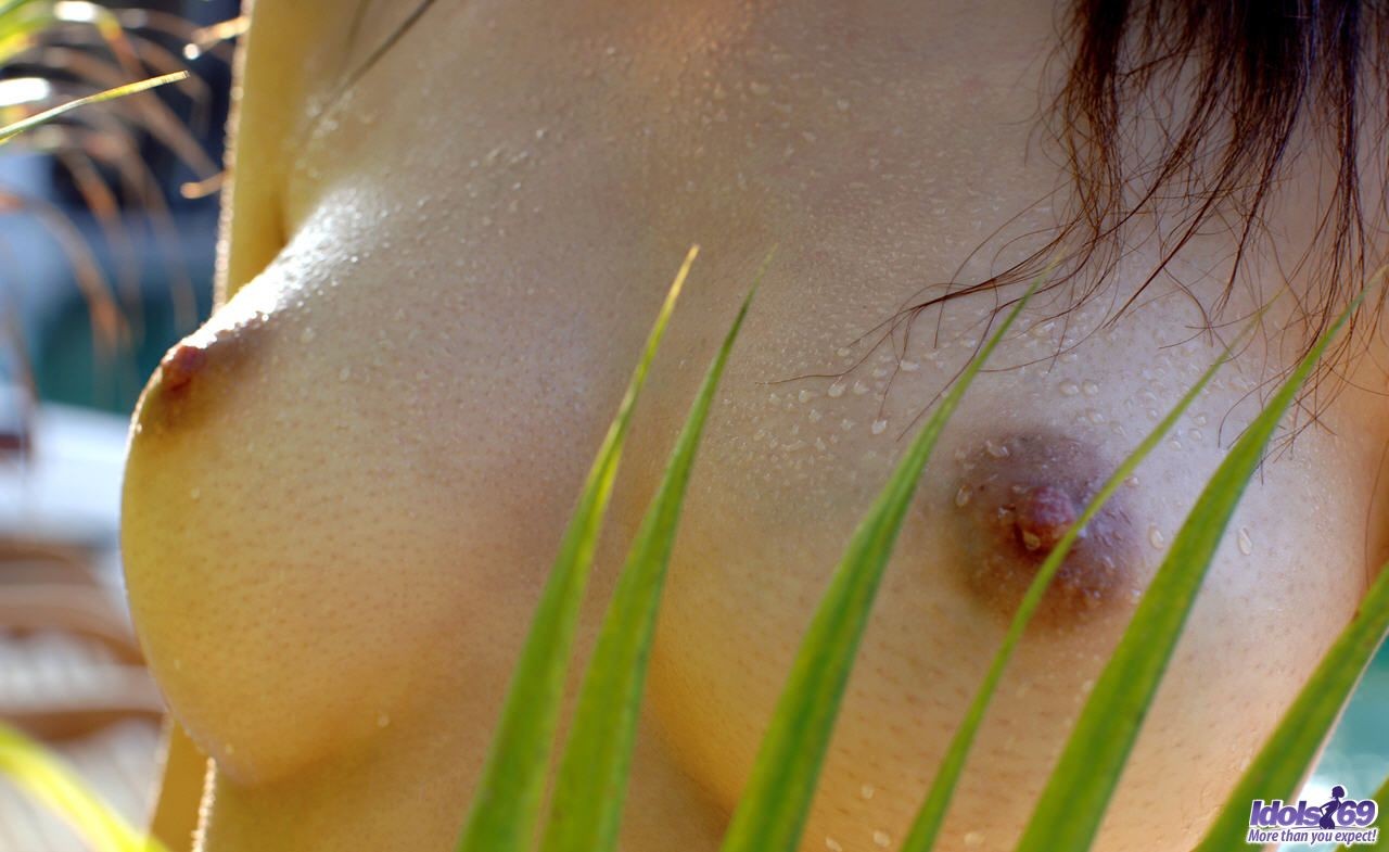 Une japonaise aux gros seins se déshabille et s'exhibe dans le jardin.
 #69976250