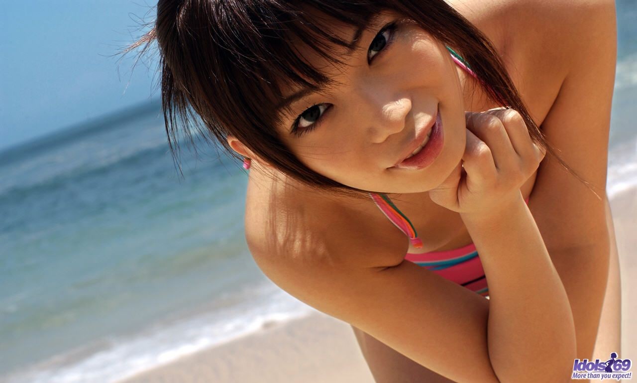 庭で裸になってフラッシュを浴びるバストアップ日本女性
 #69976253
