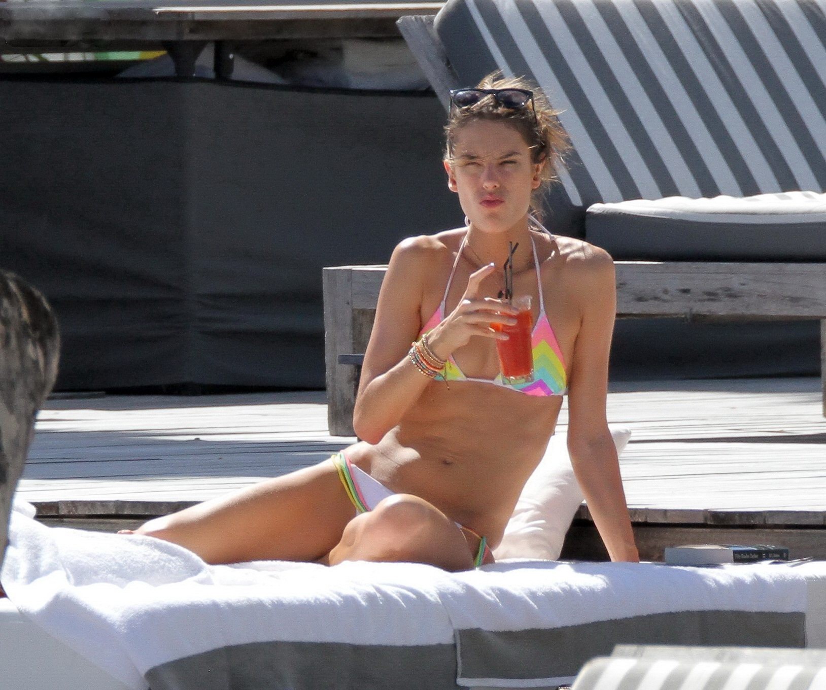 Alessandra ambrosio trägt einen Bikini am Strand von St. Barts
 #75245674
