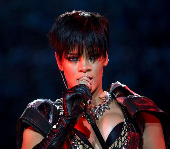 Rihanna che mostra le sue belle grandi tette in vedere top thru
 #75408464