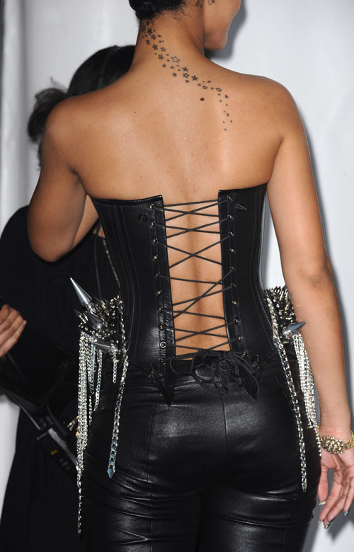 Rihanna mostrando sus bonitas y grandes tetas con un top transparente
 #75408714