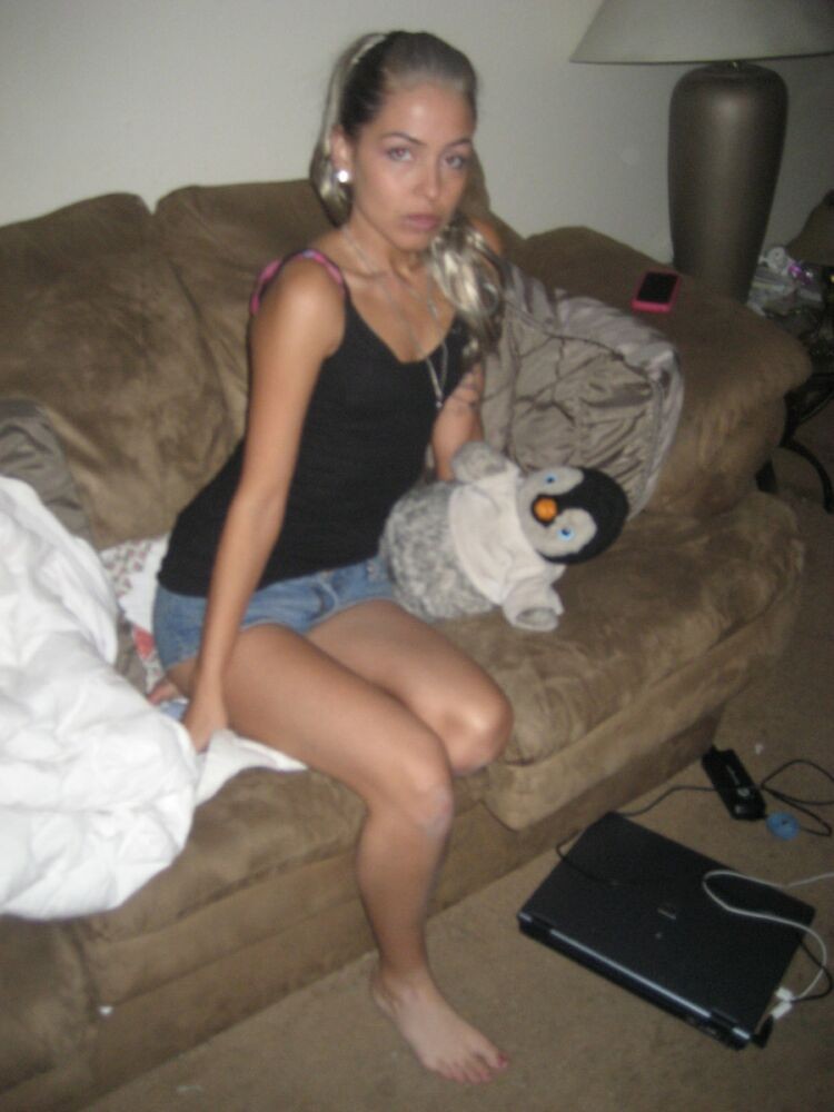 ワイルドな素人娘たちがカムでポーズをとるギャラリー6
 #68410505