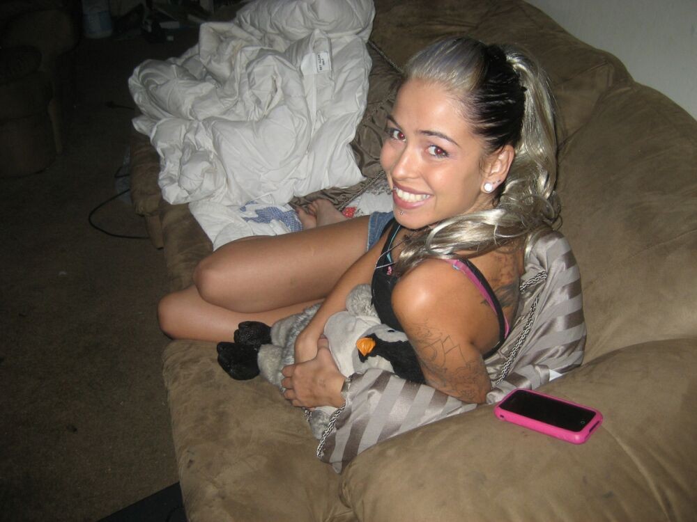 ワイルドな素人娘たちがカムでポーズをとるギャラリー6
 #68410518