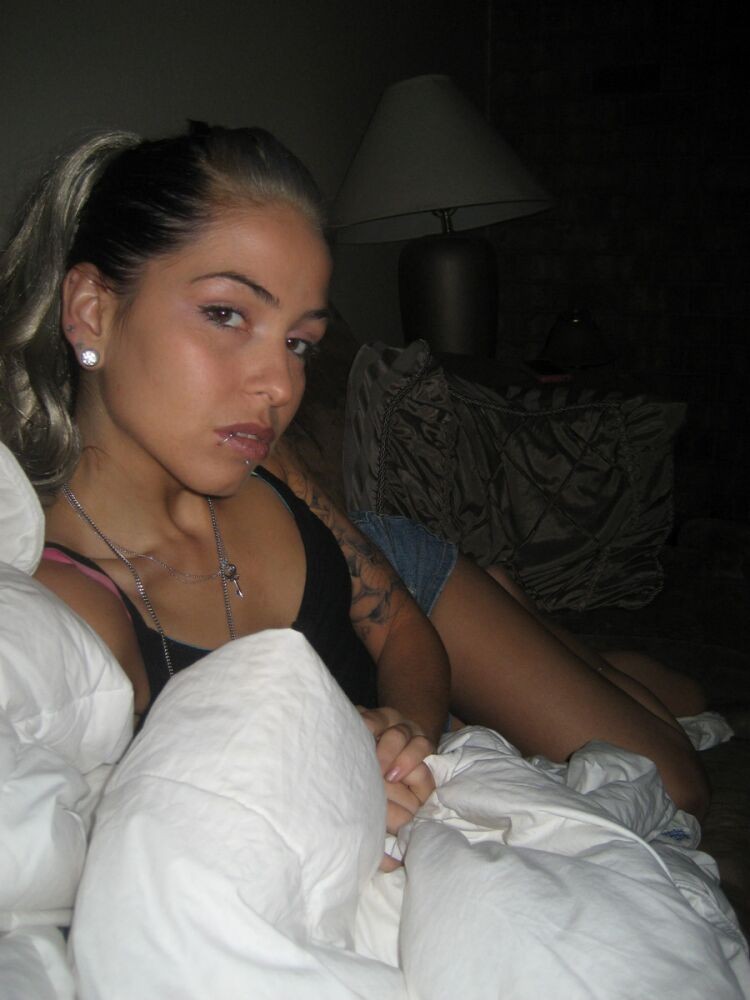 ワイルドな素人娘たちがカムでポーズをとるギャラリー6
 #68410546